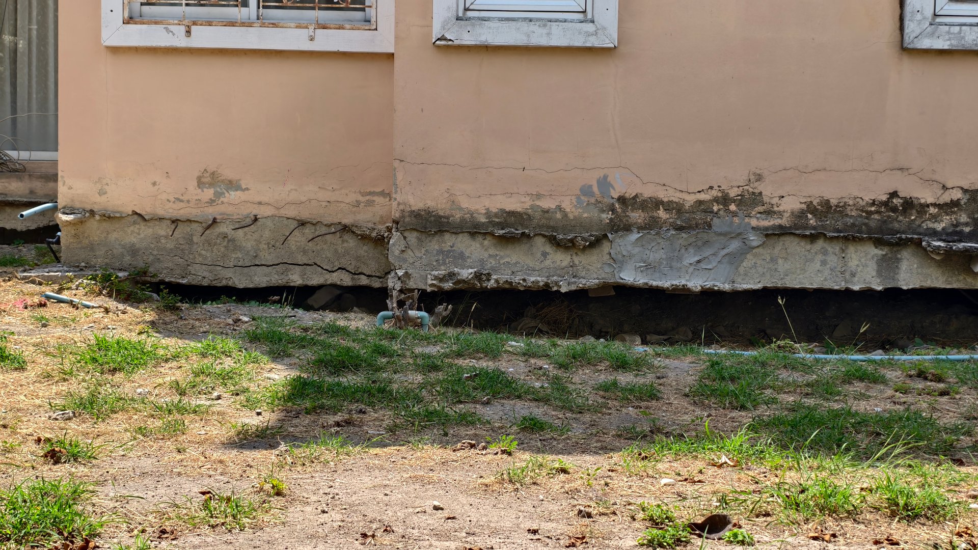 The ground subsided but the house structure did not.