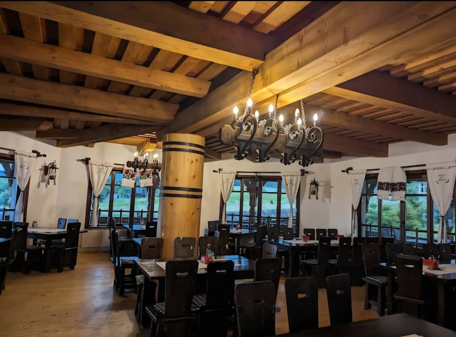 Interior restaurant Hanu Lu Cobâlă