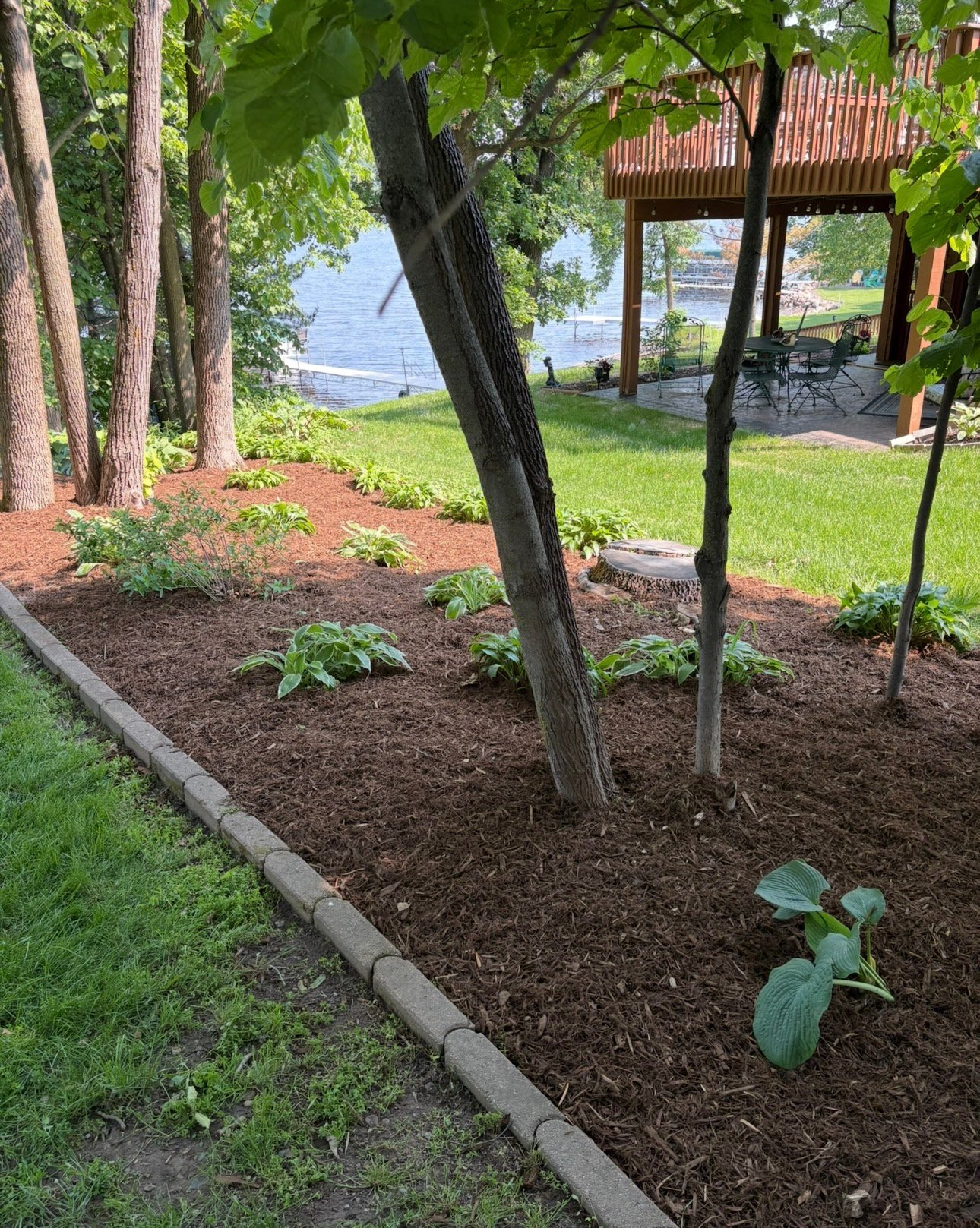 Professional mulching and bed maintenance service