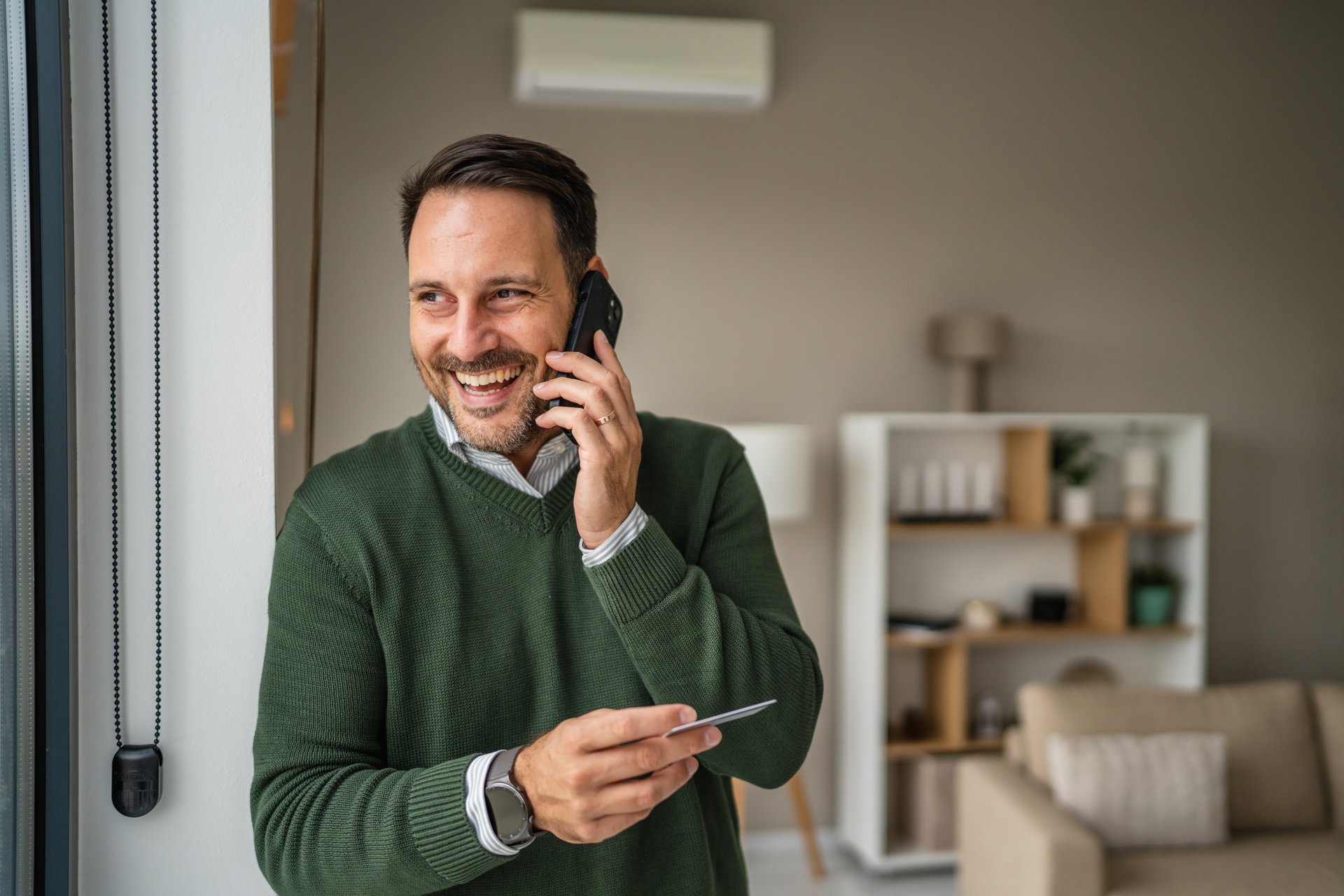 Persona enviando documentos de denuncia al banco