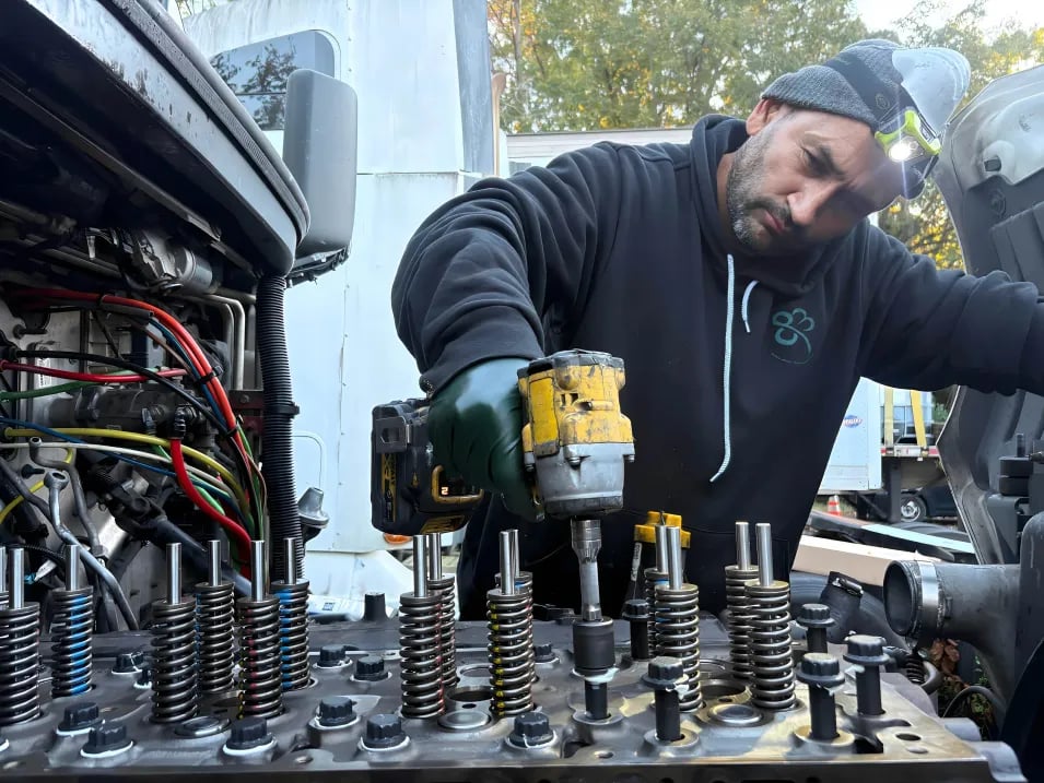 The Machenical service team for repair fix engine truck or vehicle, parts and spare part , check up fix transportation setvice for garage and showroom service