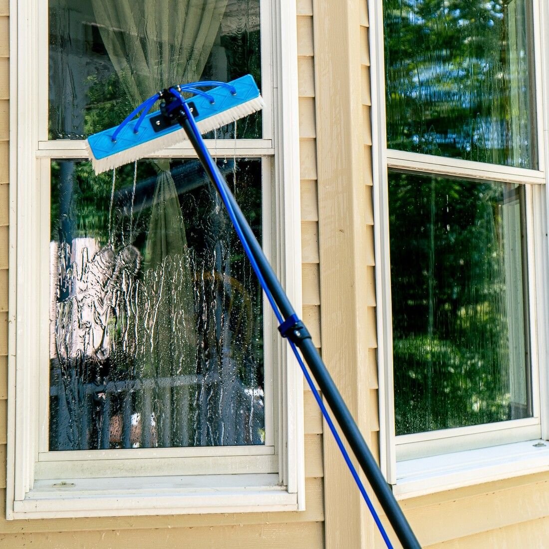 Professional window cleaning with water-fed pole system