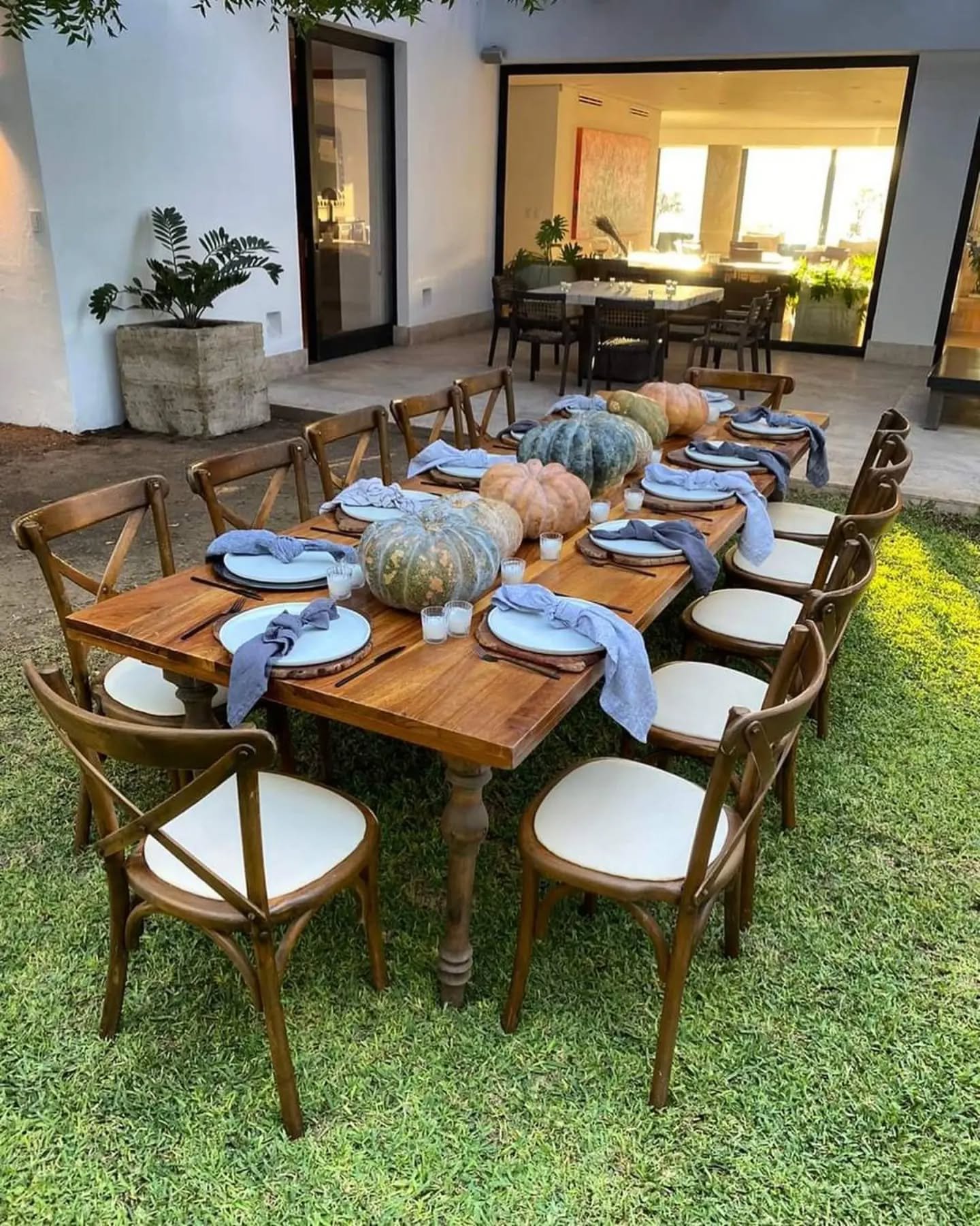 Mesa Parotta Solida con decoración de otoño