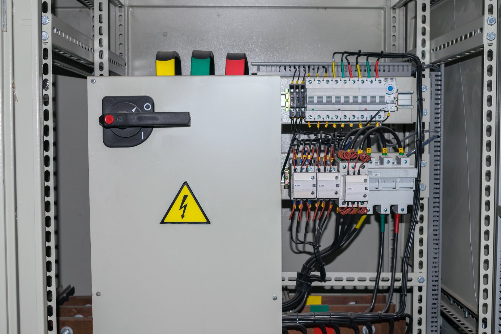 Electrical cabinet containing a plurality of contacts and switches