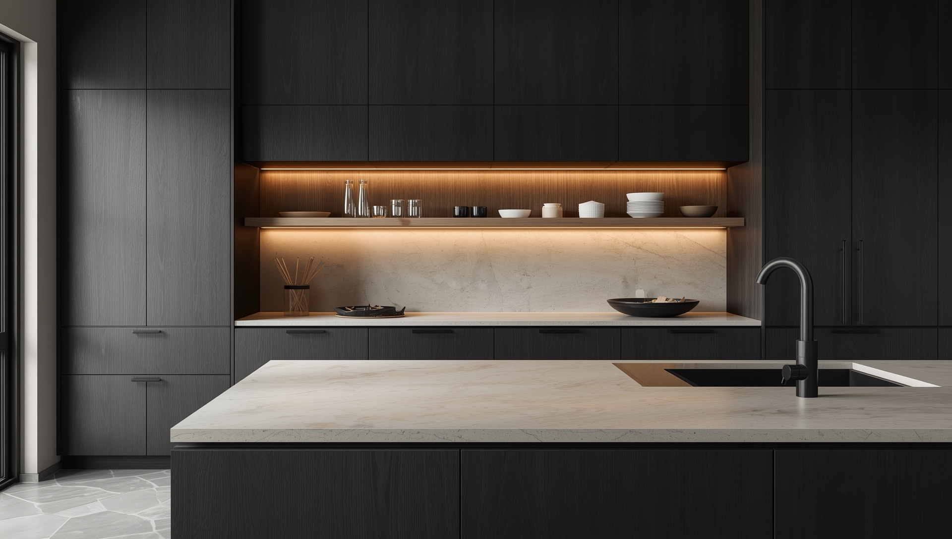 Mørkt nordisk kjøkken med sorte skap og varm belysning