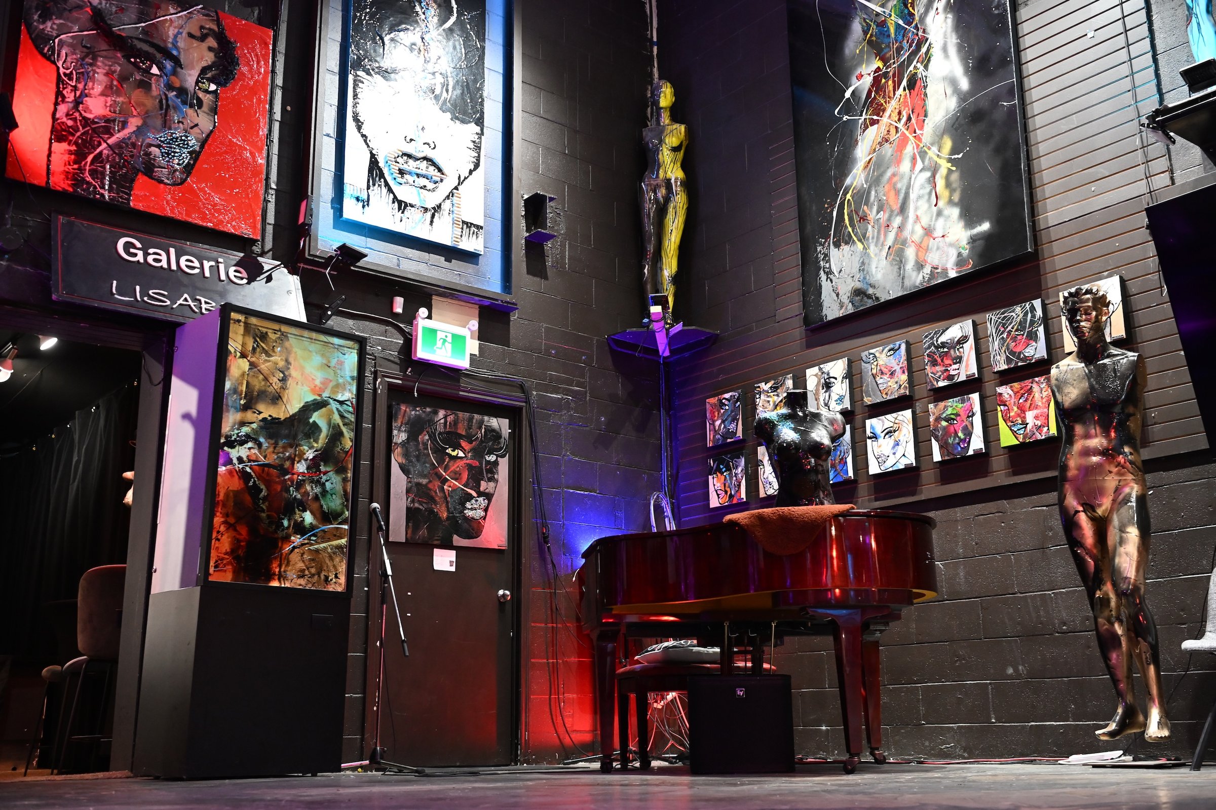 Art workshop participants creating together at Galerie Lisabel