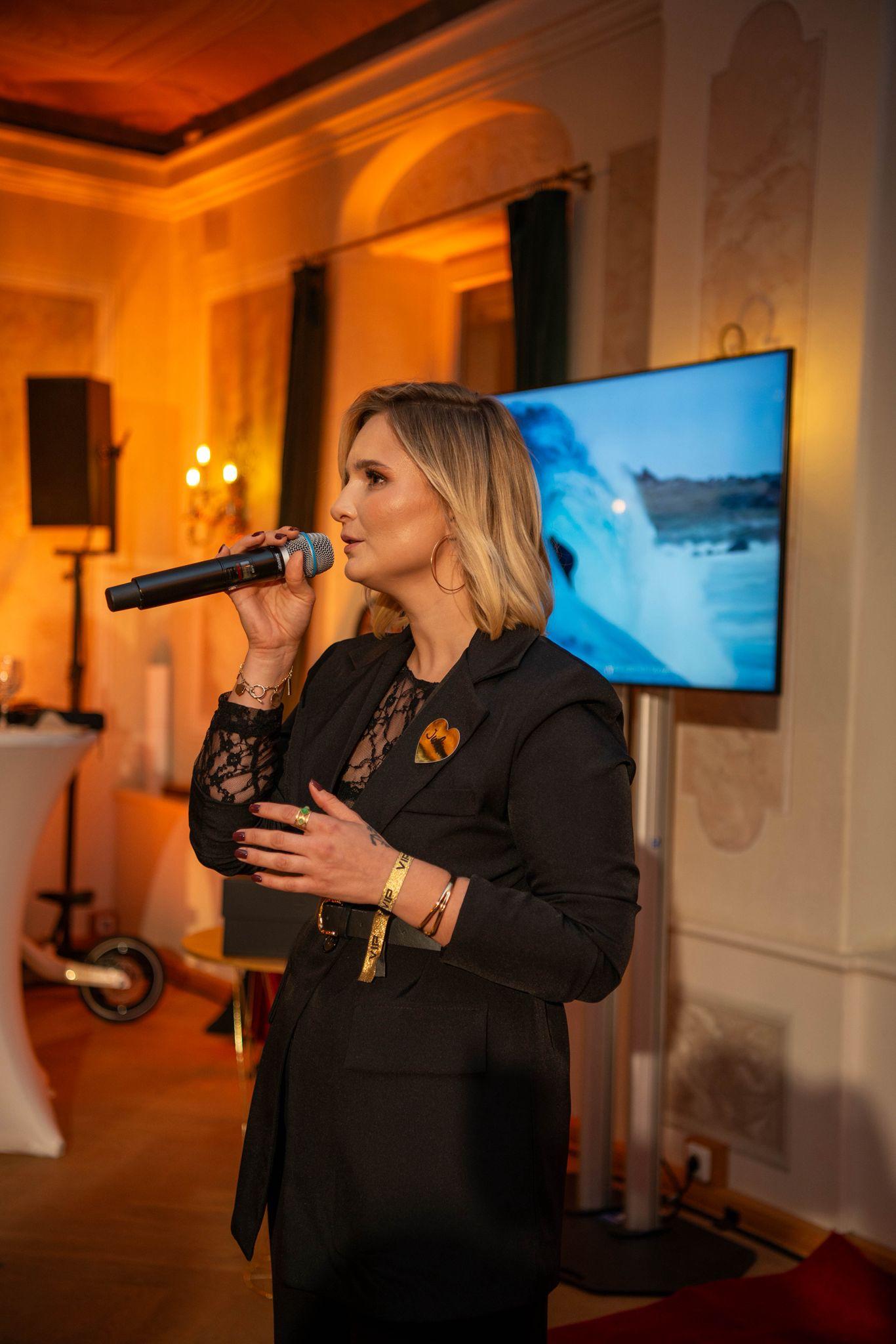 Julia Meinzer live auf der Bühne