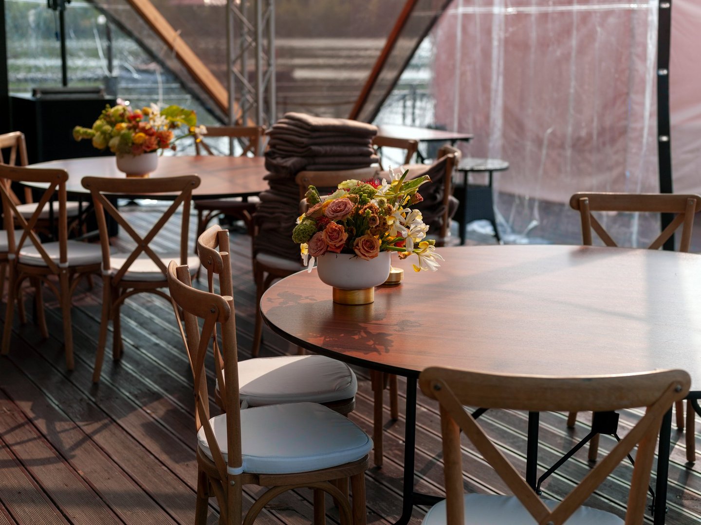 Mesas decoradas con flores