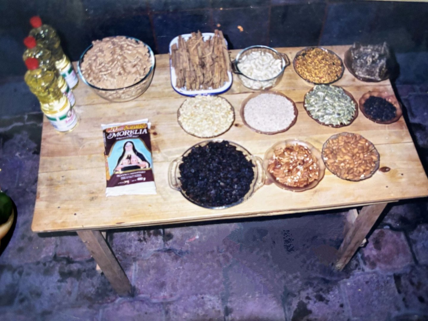 Ingredientes naturales seleccionados: chiles secos, frutos secos y aceite vegetal en Maranto's Gourmet