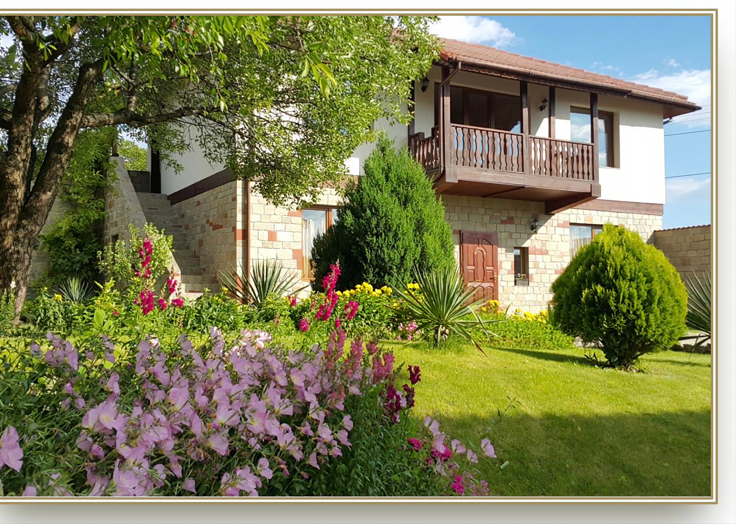 Bulgarian language immersion accommodation in cozy guesthouse near winery in Ilindentsi village, Pirin Mountains