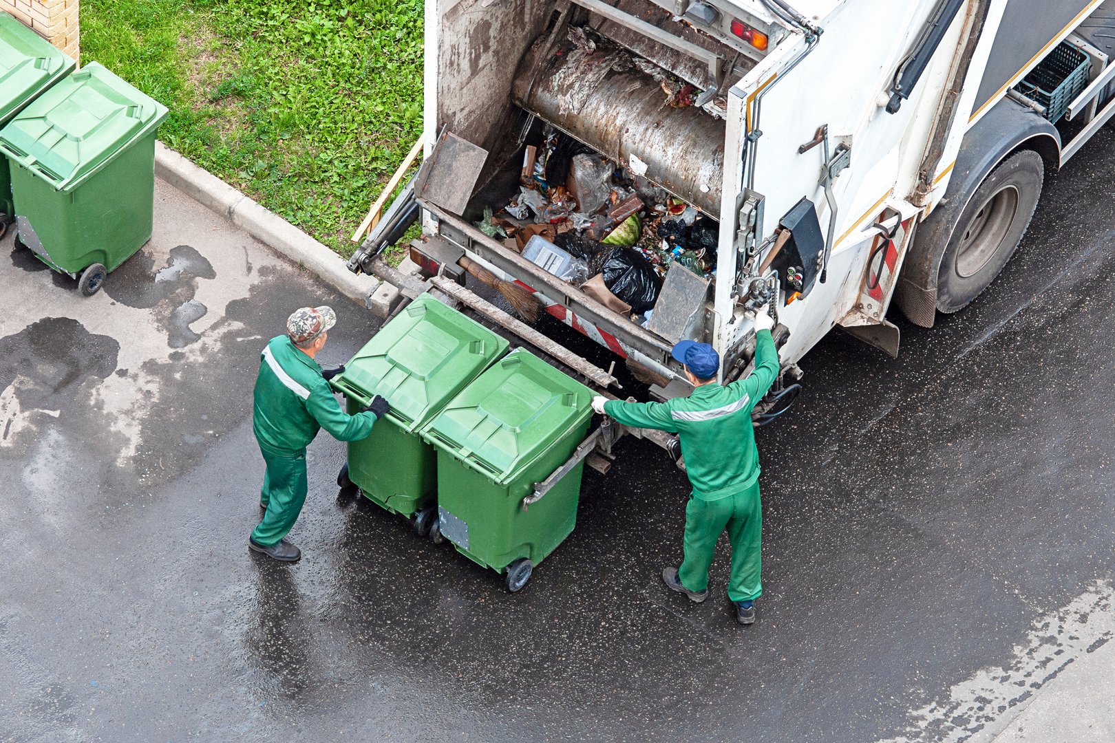 Professional junk removal crew Lexington Kentucky - two workers loading truck