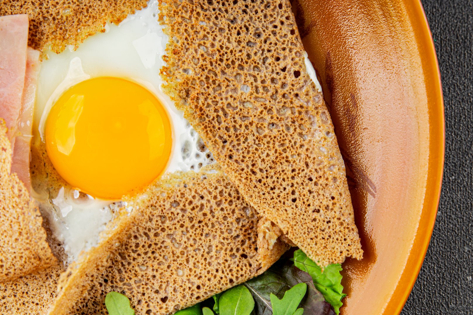 ガレット sarrasin fried egg in crepe Breton galette