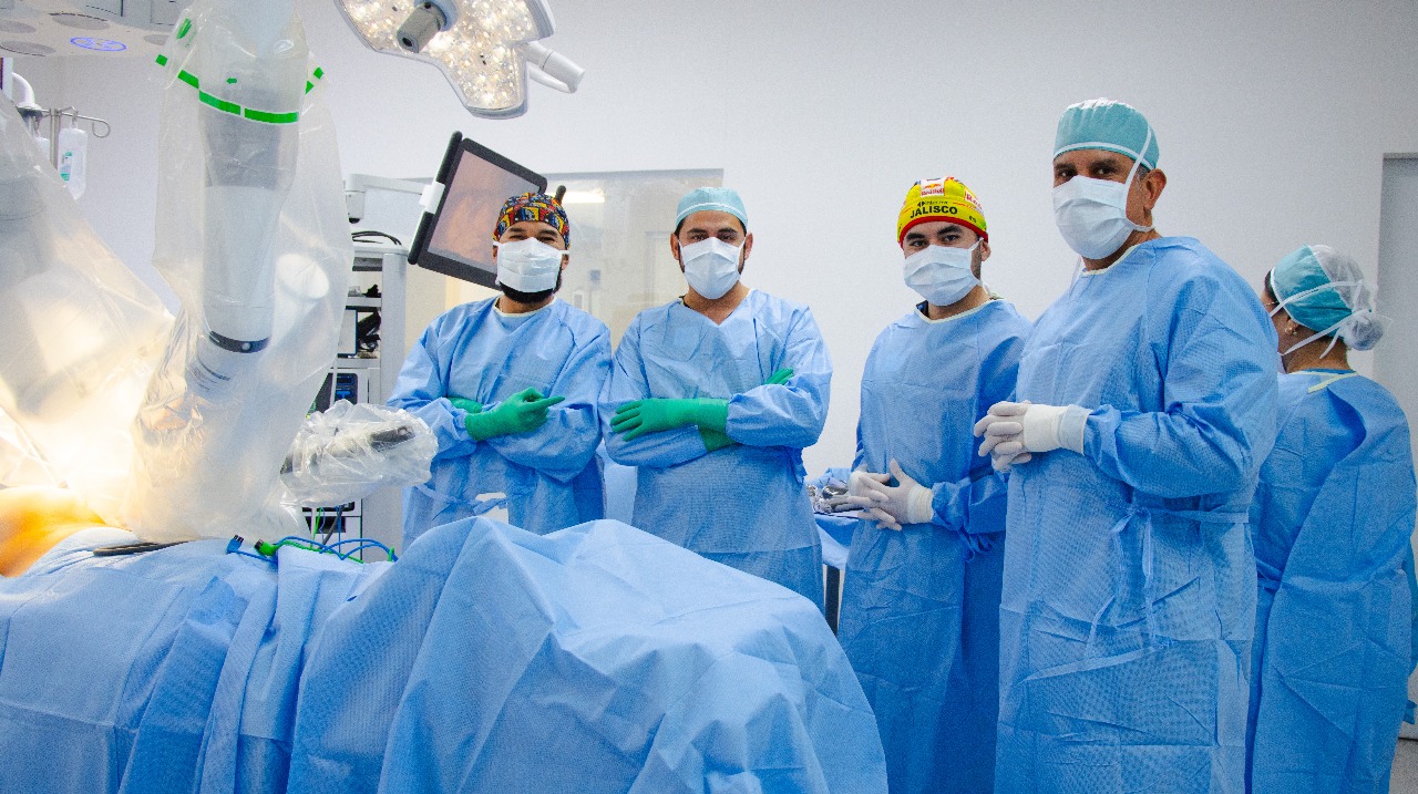 Cirujanos realizando una cirugía laparoscópica mínimamente invasiva en un paciente en una sala de operaciones hospitalaria estéril utilizando instrumentos quirúrgicos especializados y tecnología médica avanzada