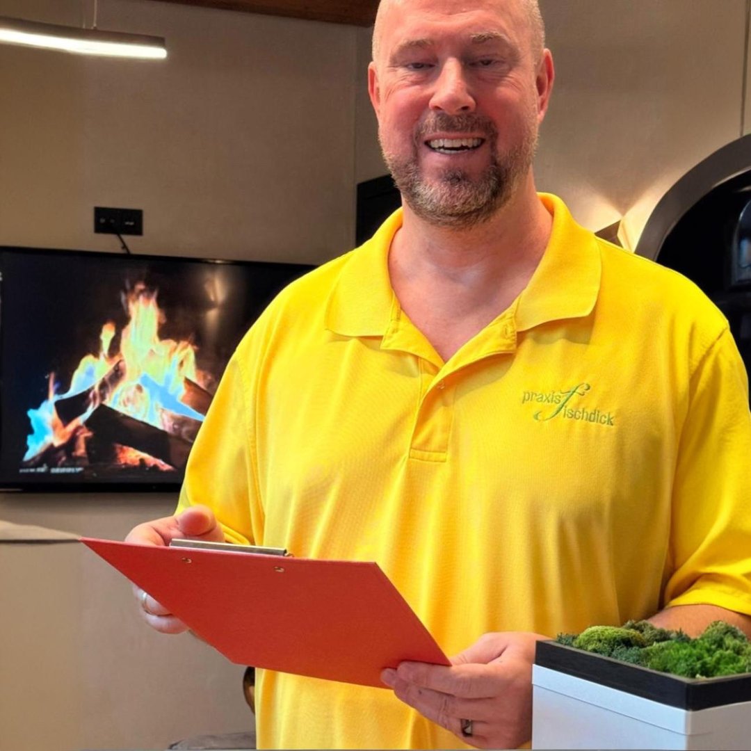 Dr. med. Marcus Fischdick erklärt mit Clipboard