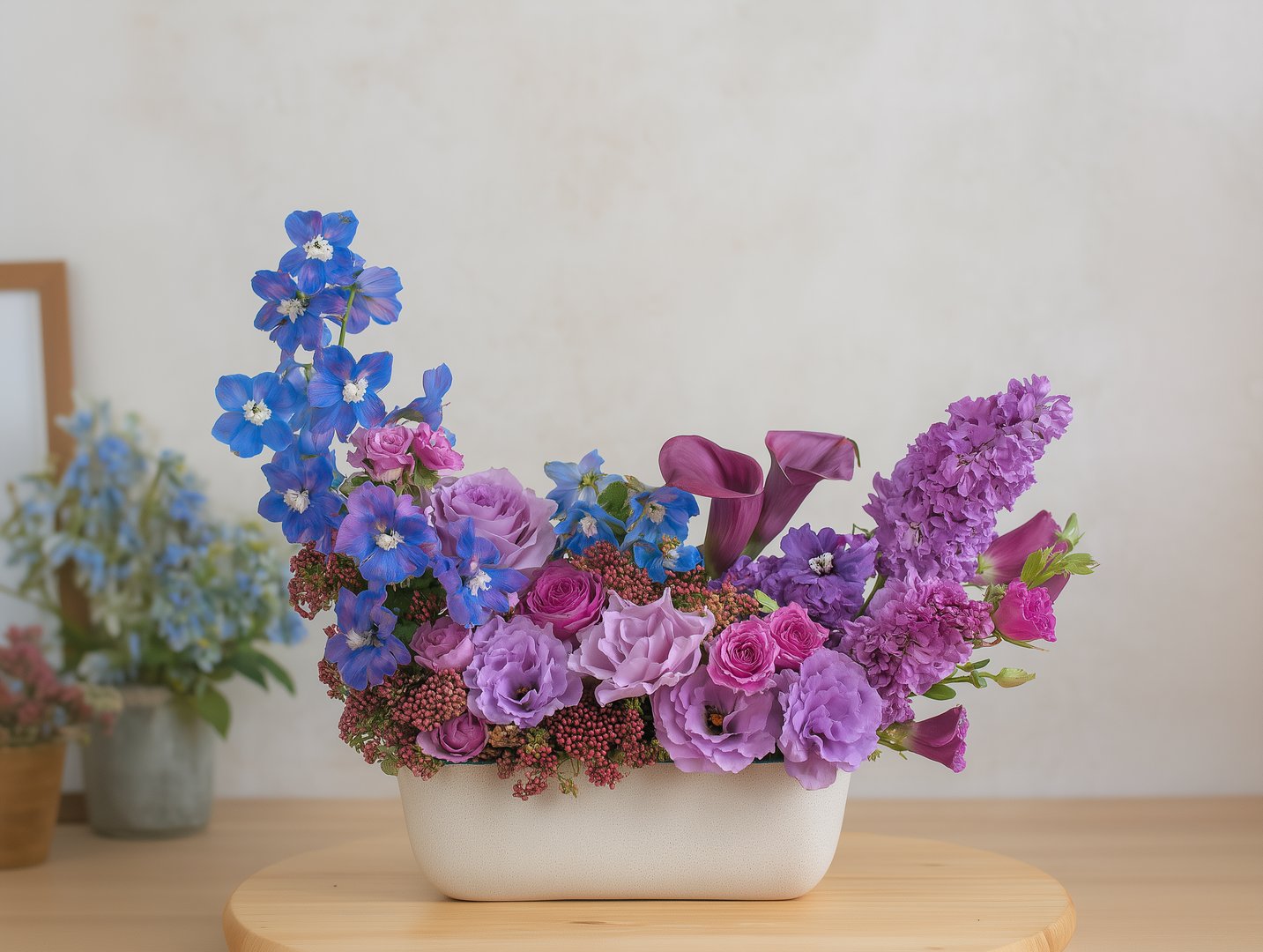 Hermoso arreglo floral estacional con flores de colores vibrantes