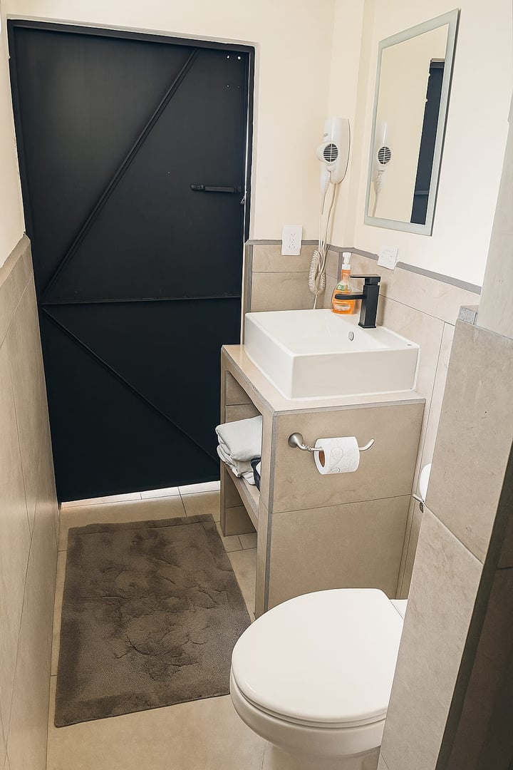 Baño moderno del loft