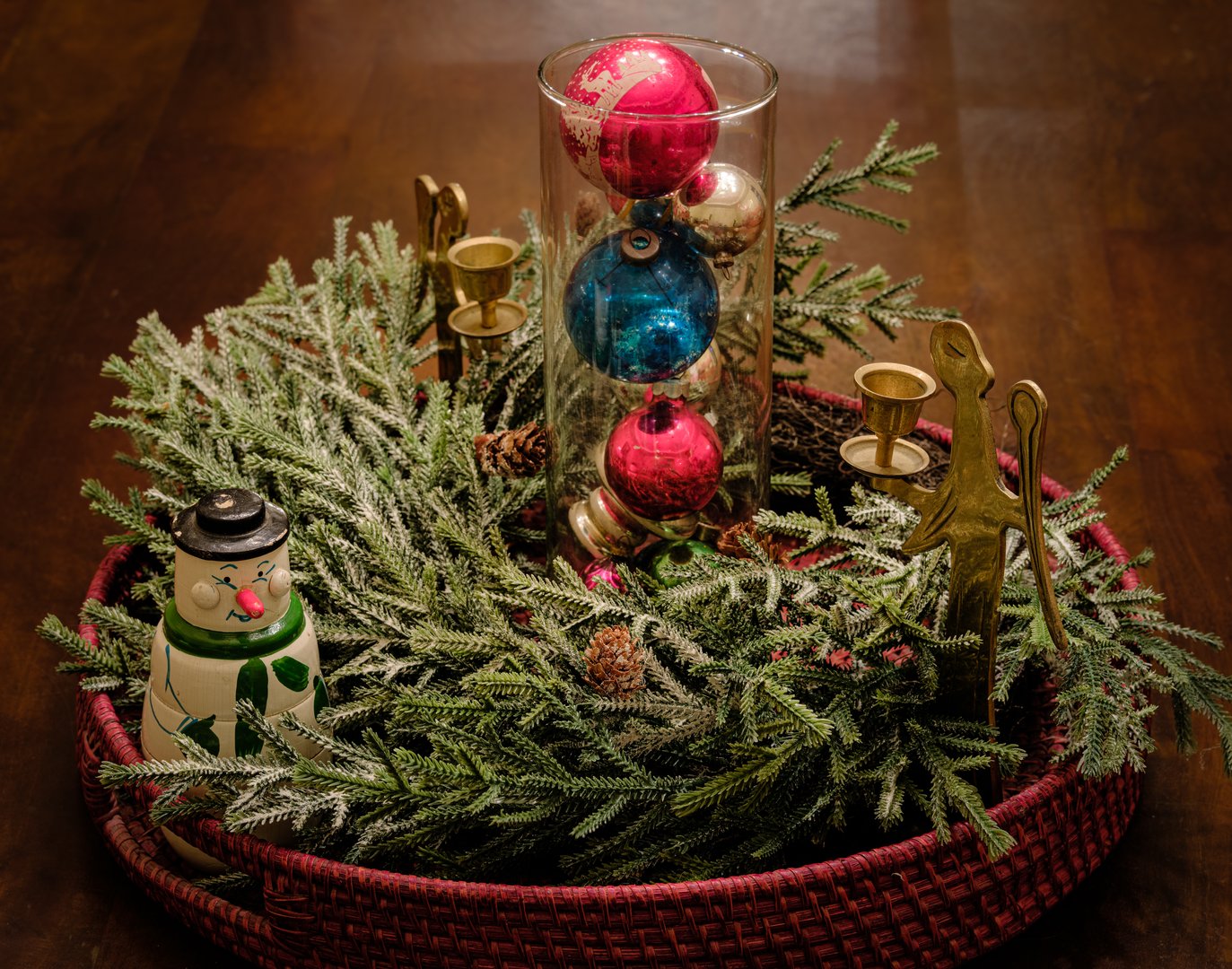 An example of a Christmas centerpiece.