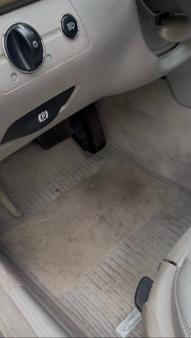 Fahrzeuginnenraum vor der Reinigung