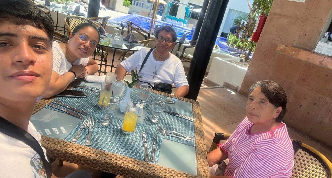 Familia Delgado esperando su primera comida en hotel Flamingo Cancun