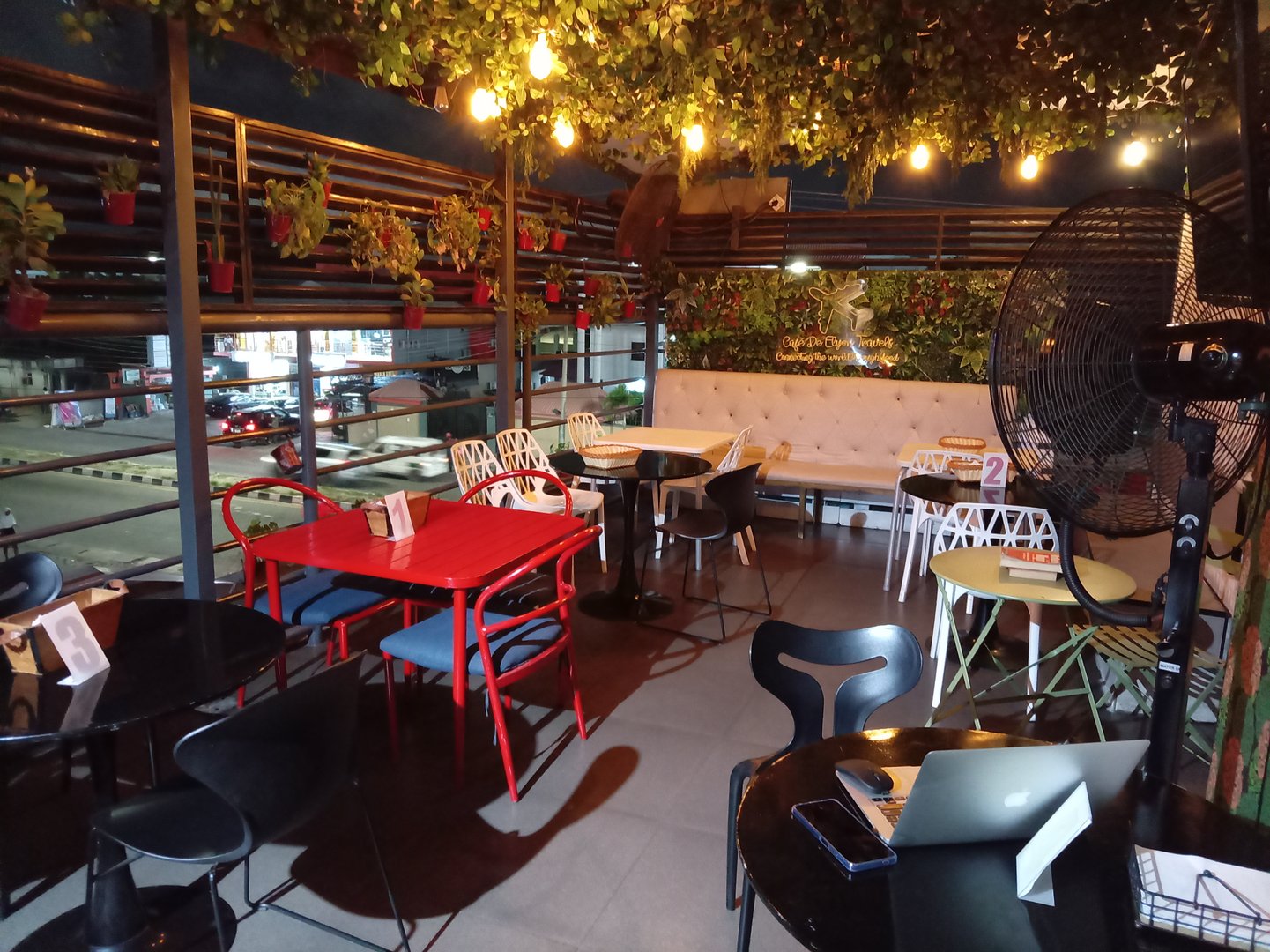 Café De Elyon interior