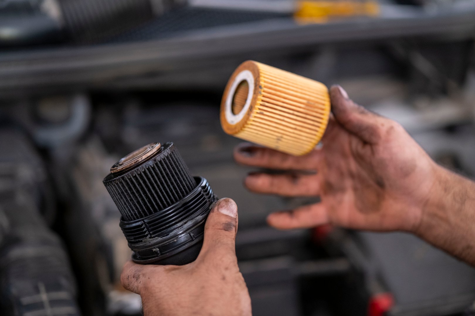 The engine oil filter cleans the engine oil, ensuring that engine parts last longer. As the oil circulates through the engine, it collects metal particles, soot and other foreign matter. The oil filter filters out more of these contaminants, so that clean oil circulates through the engine and reduces wear. In this way, the engine operates more efficiently and its life is increased.