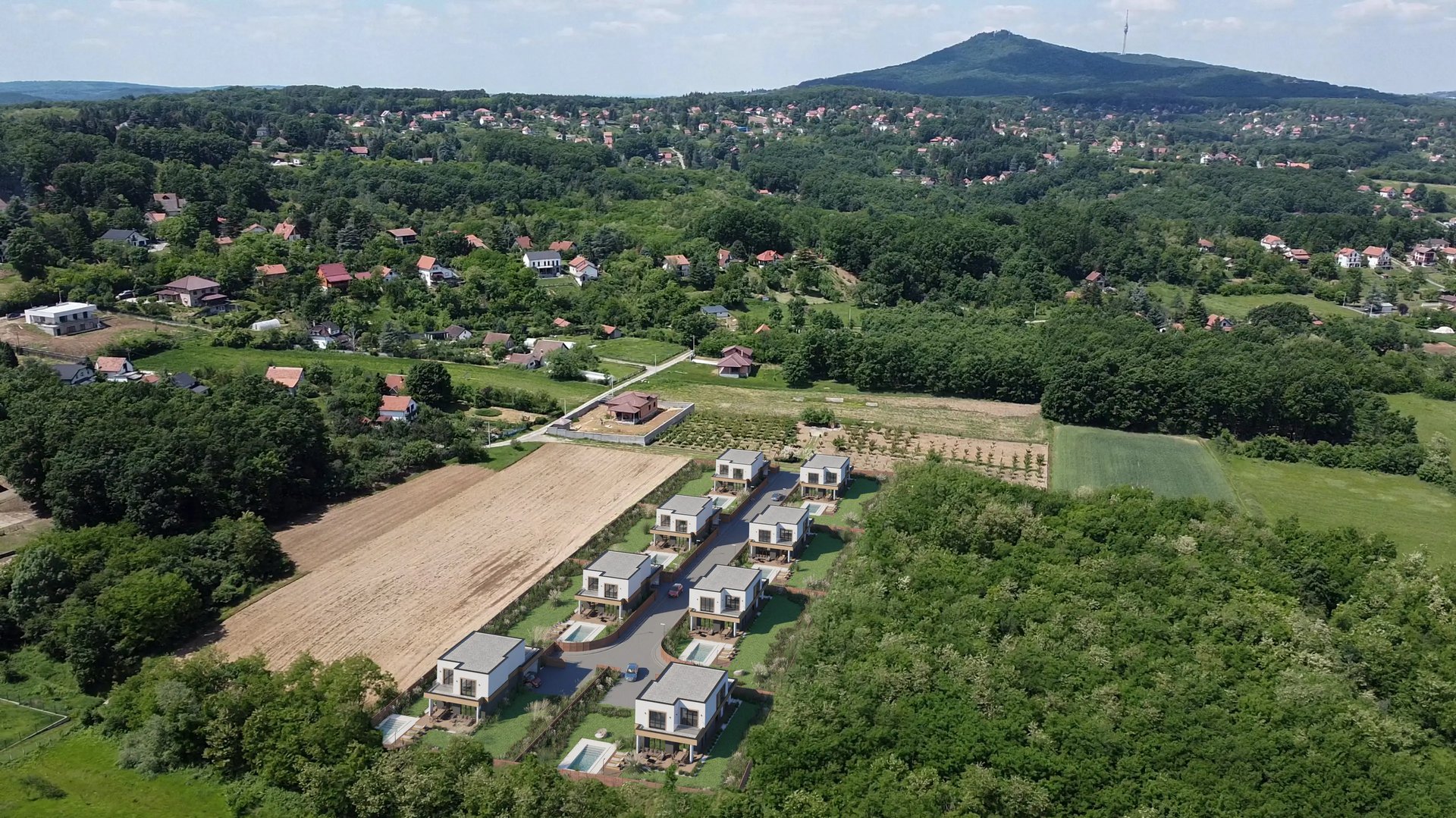 Avala drone view - prirodno okruženje u podnožju Avale