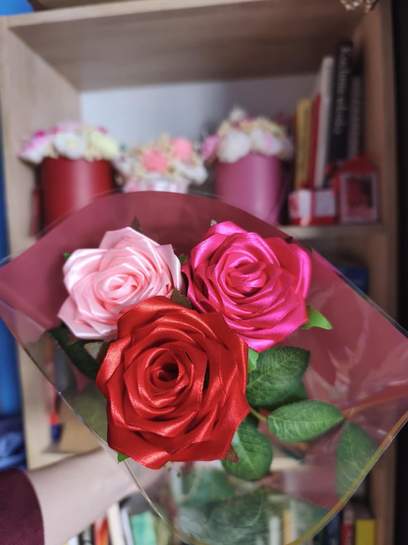 Róże ze wstążki satynowej