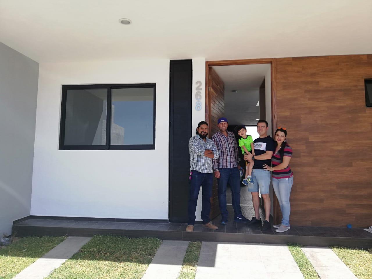 Momento especial con familia en su nuevo hogar