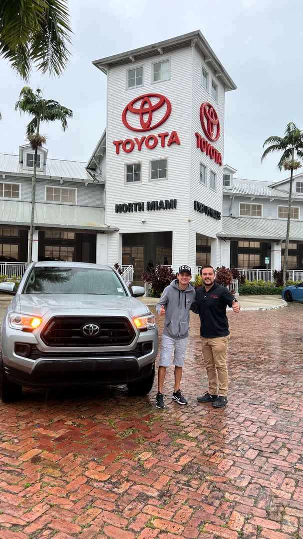 Cliente satisfecho mostrando su auto ideal