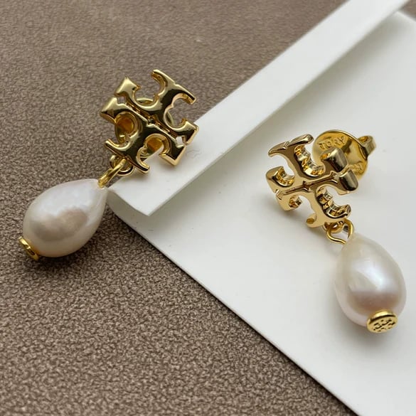 Boucles d'oreilles géométriques en cuivre plaqué or K avec perles d'eau douce naturelles et design croix double T