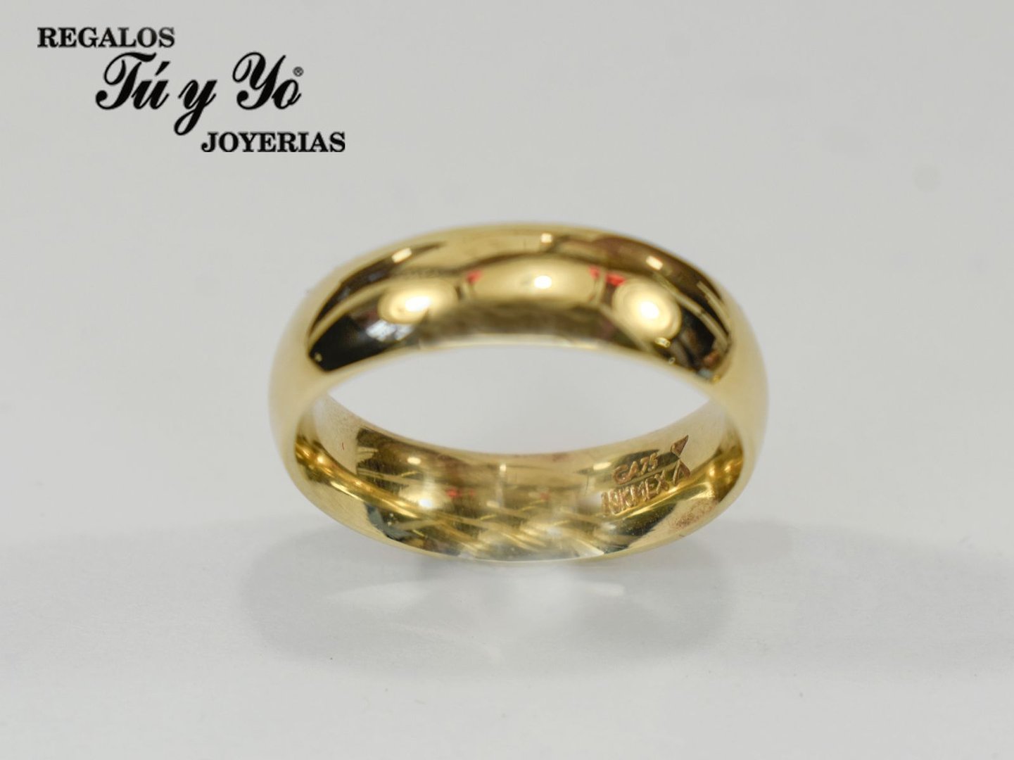 A gold wedding band engraved with "14K Italy," displayed on a white background with "Regalos Tú y Yo Joyerias" in the corner.