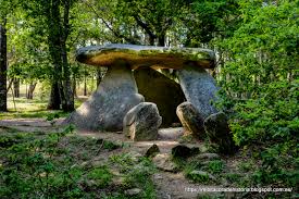 Patrimonio histórico local con arquitectura tradicional y monumentos culturales