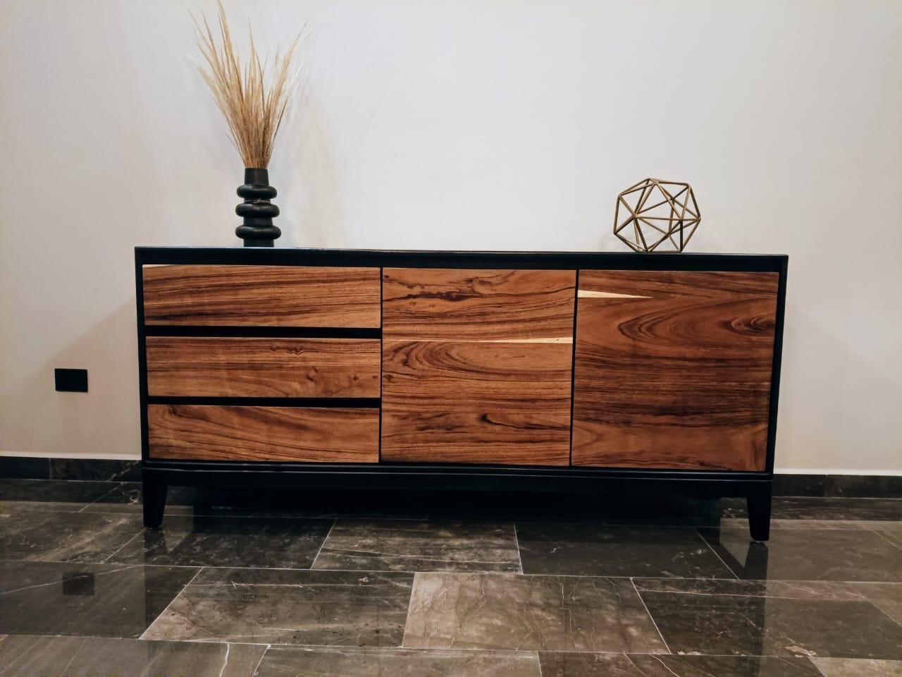 Vista alternativa de la consola moderna de parota lacada en negro mate