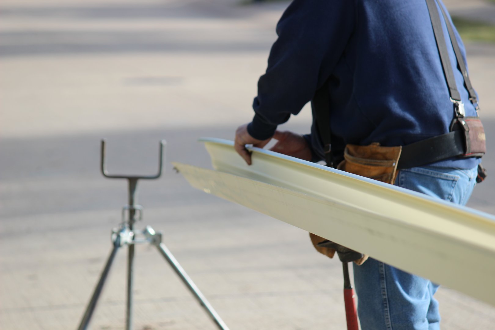 Gutter Contractor is custom making seamless gutters are on site to fit home using a Seamless Gutter Machine