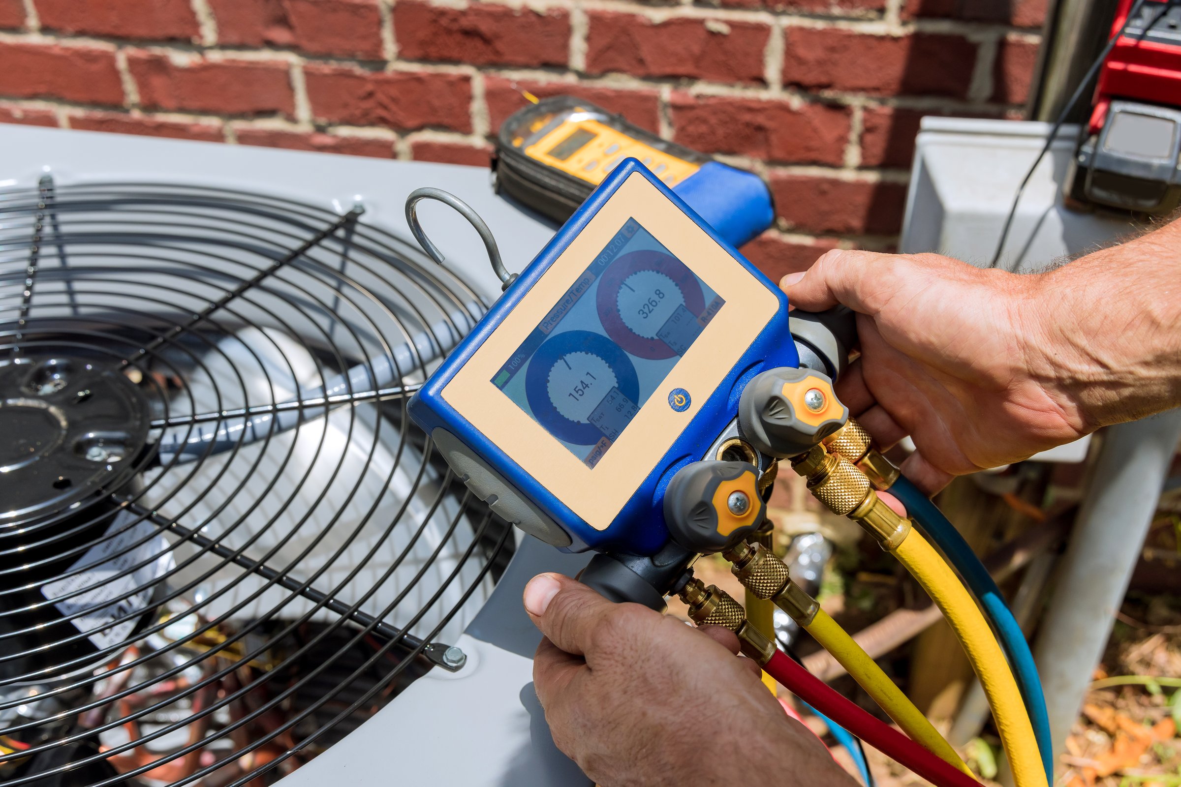 Air conditioner check service, leak detection, fill refrigerant, device meter liquid cooling in specialist technicians.