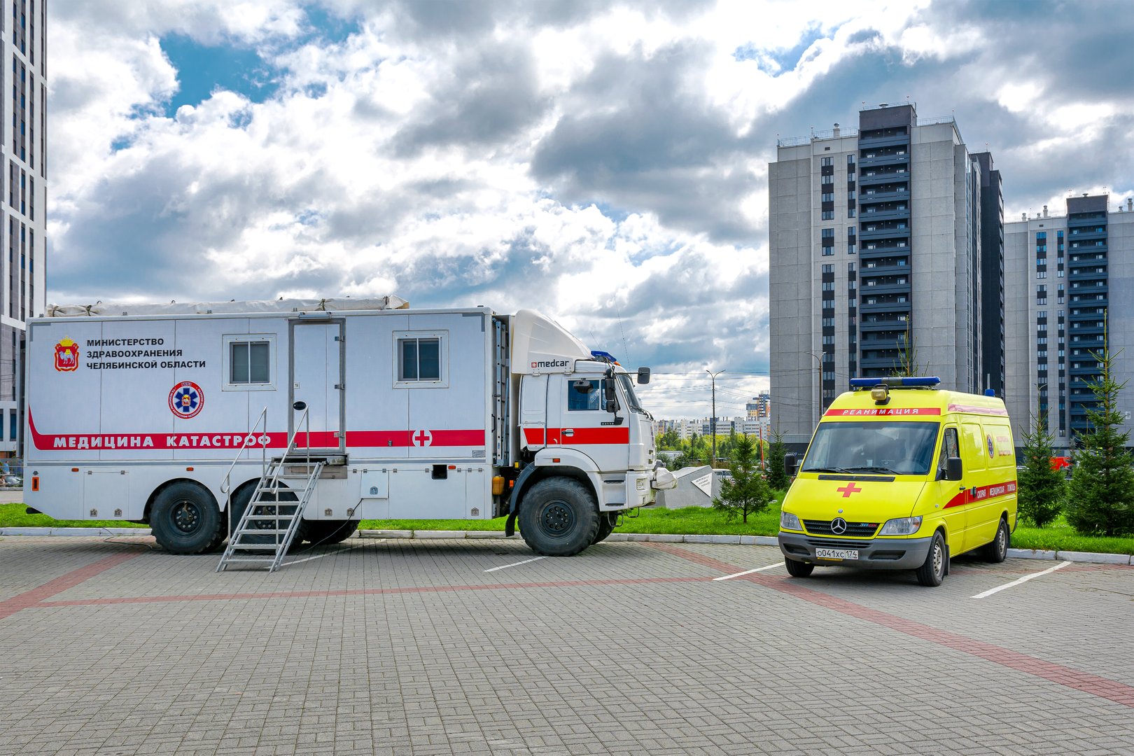 Ambulances and intensive care units are parked on the sidewalk