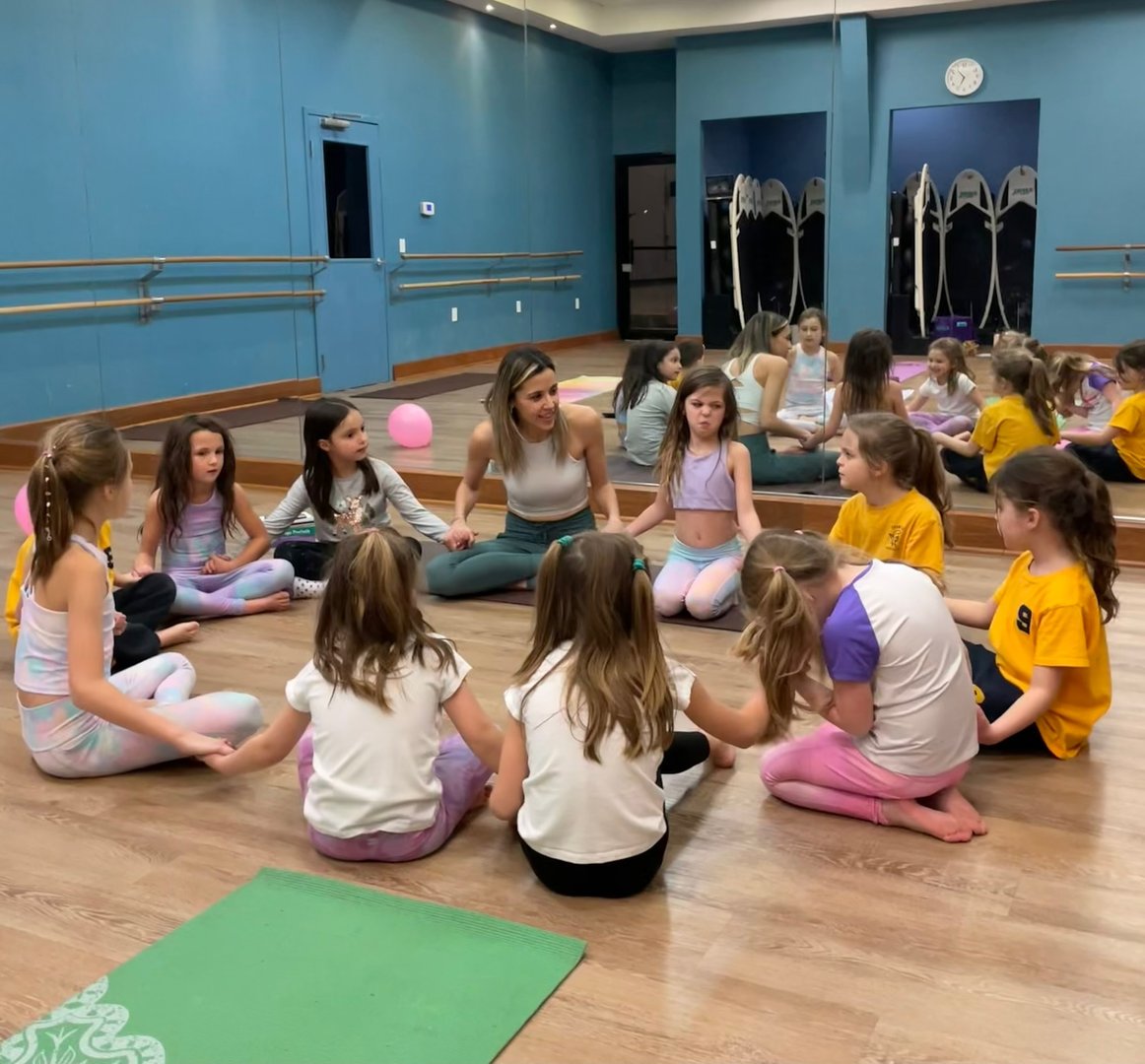 Niños practicando yoga