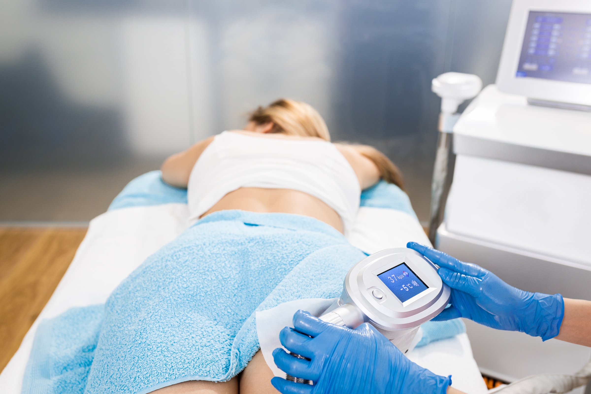 Cryolipolyse treatment on love handles