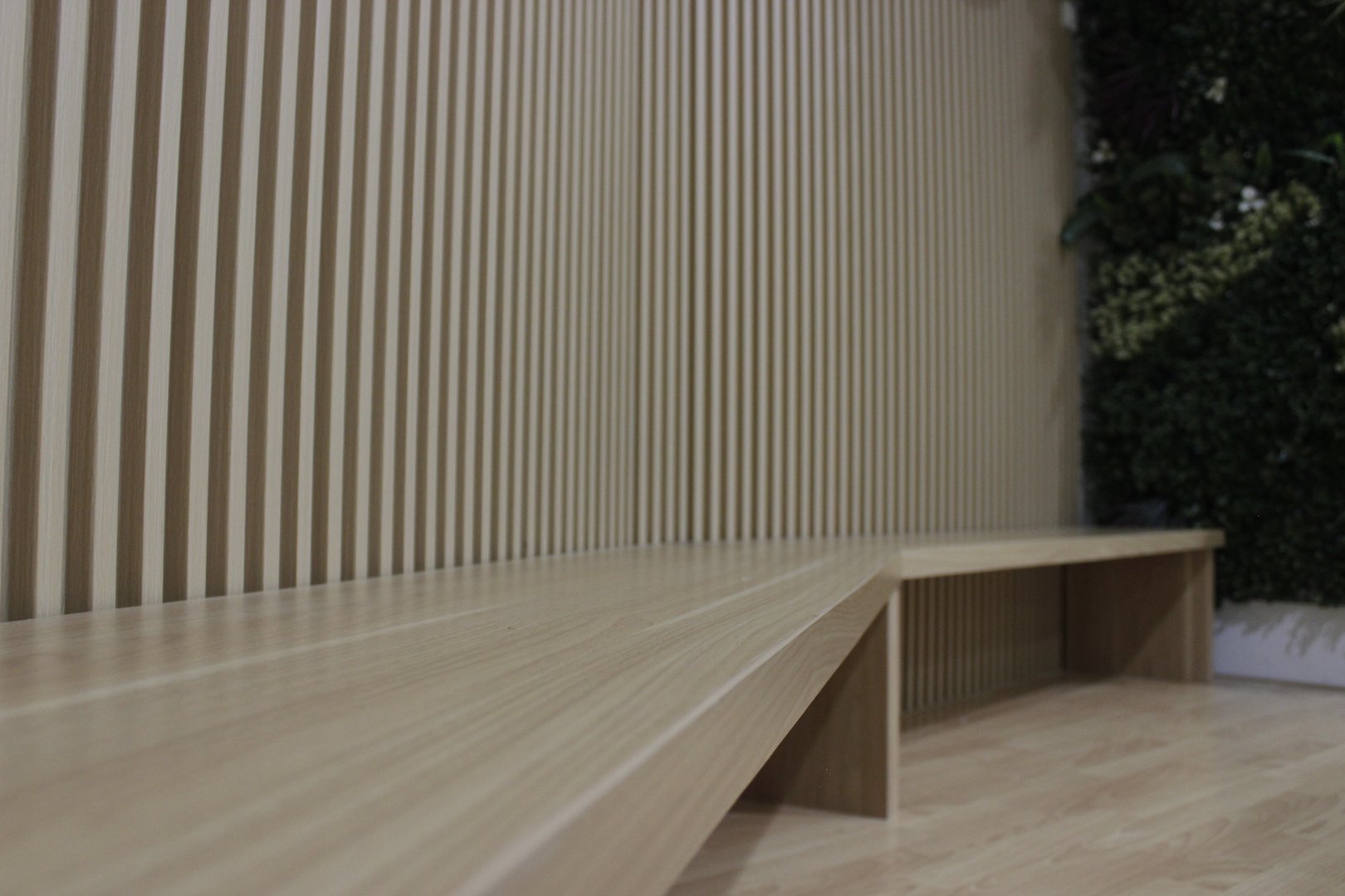 Wall decorations with motifs with rows of wood give a beautiful and elegant impression and are provided with a place to put things so that they can be used for working, studying or relaxing.