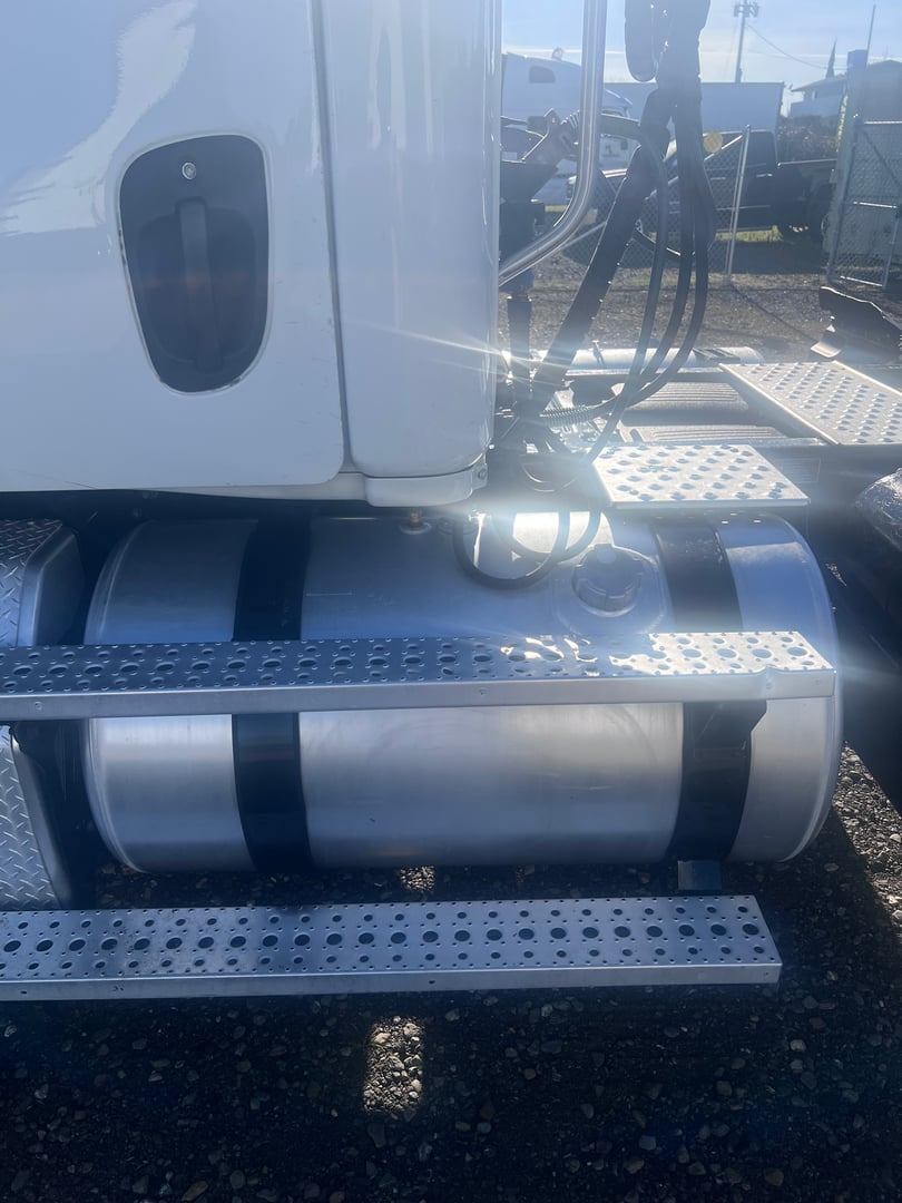 2018 Freightliner Cascadia 113 Day Cab - IMG_1097