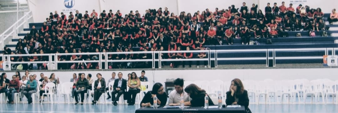 Estudiantes de High Performance English en clase