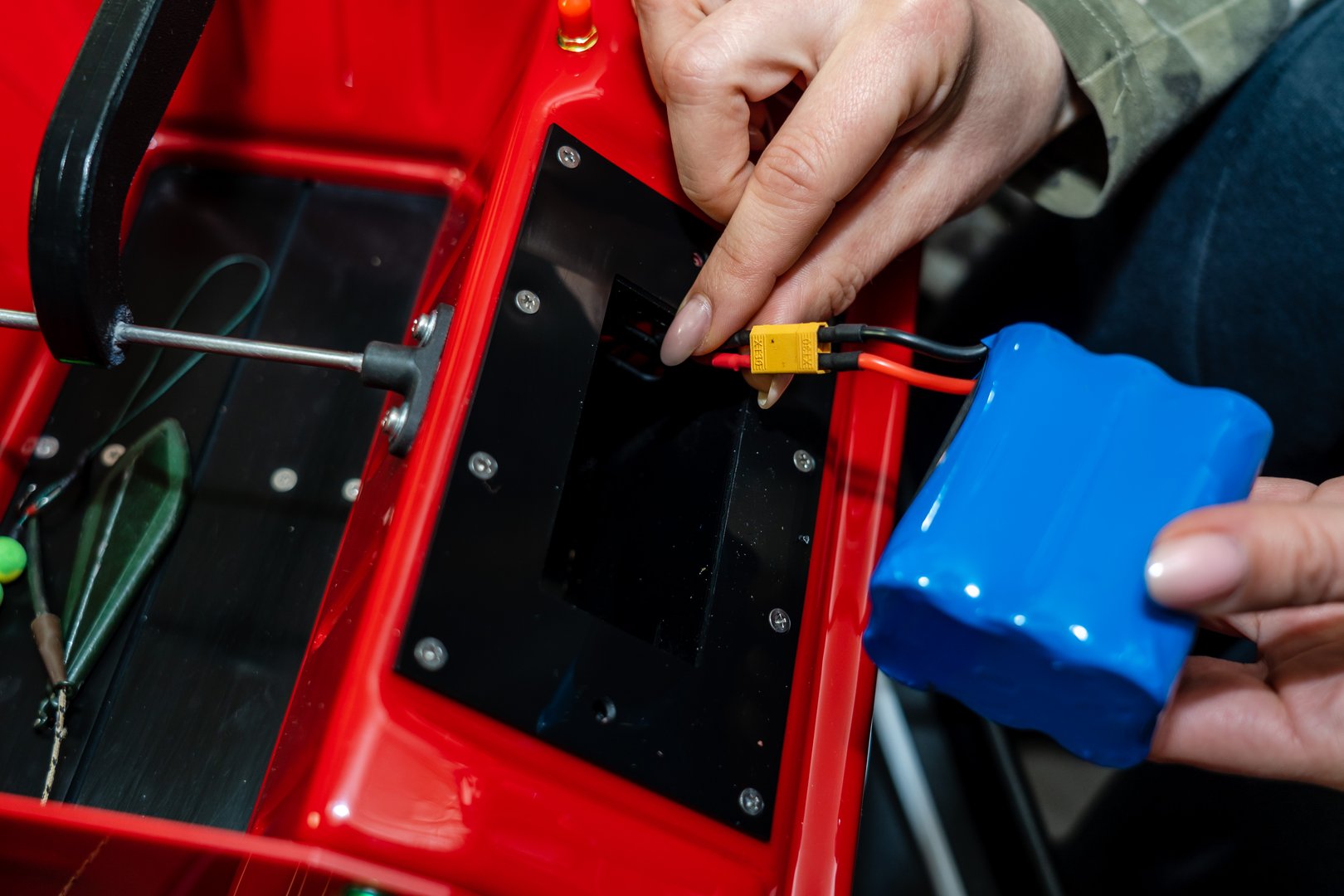 Setting up a carp boat for bait for fishing