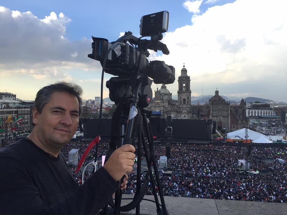 Equipo profesional de grabación y producción de video en evento
