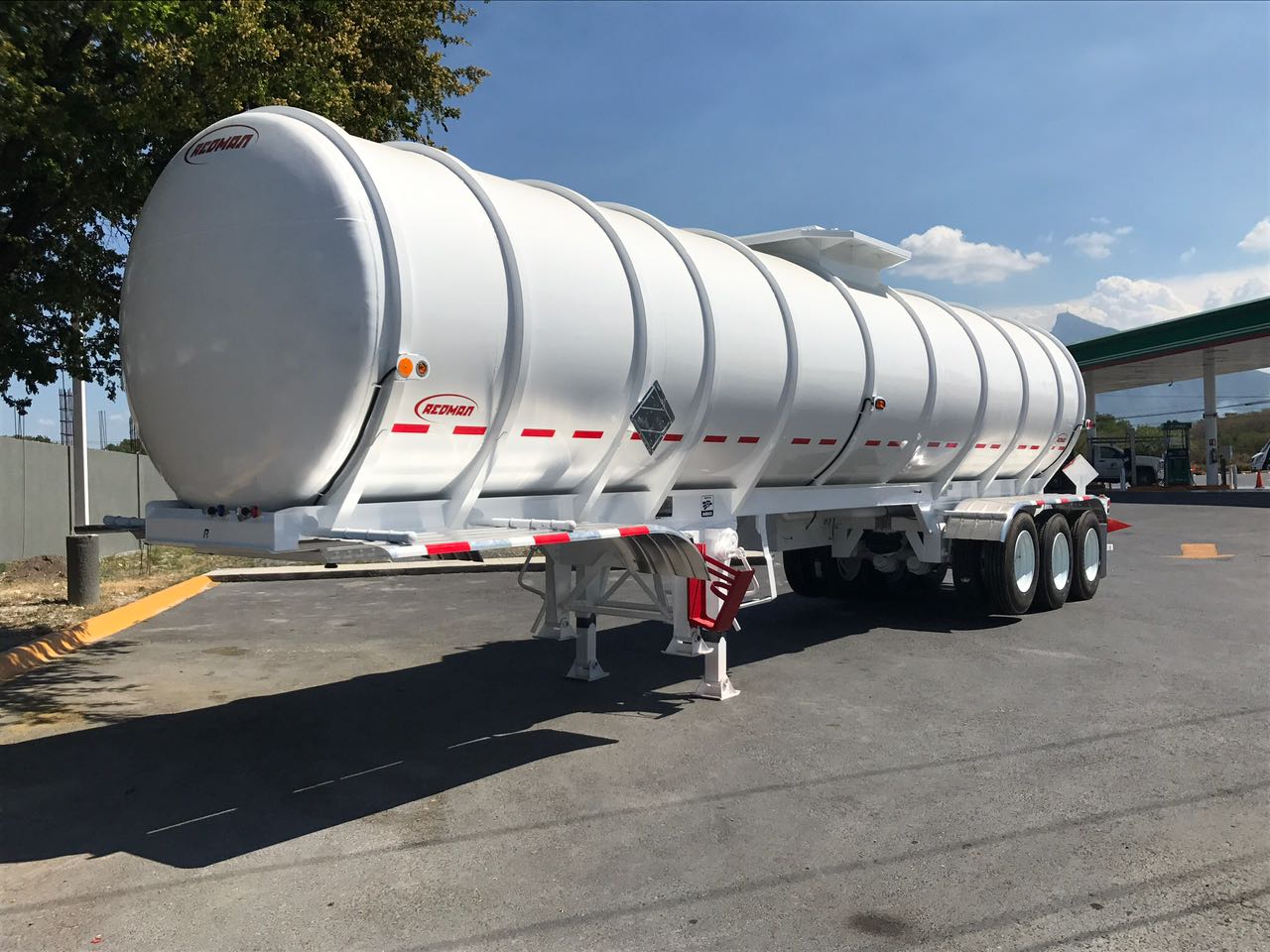 Carbon steel cylindrical tanker for liquid transport