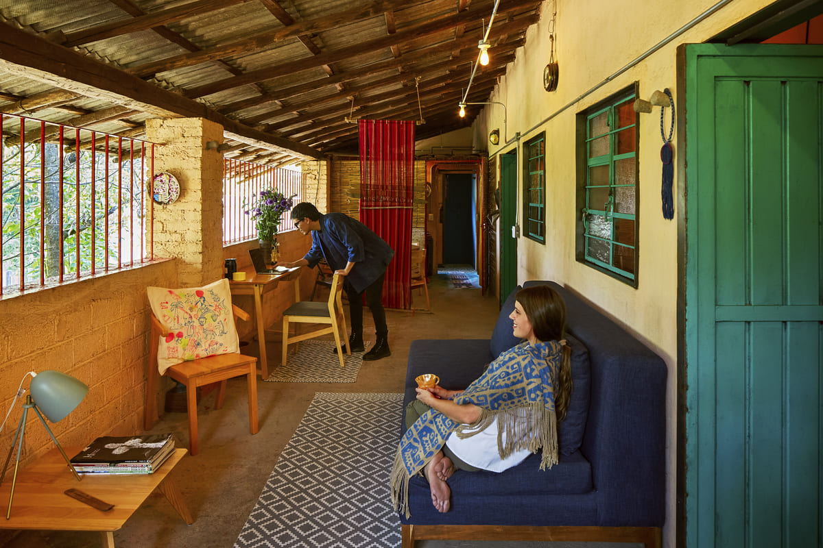 Rustic corridor with clay finishes and glass accents