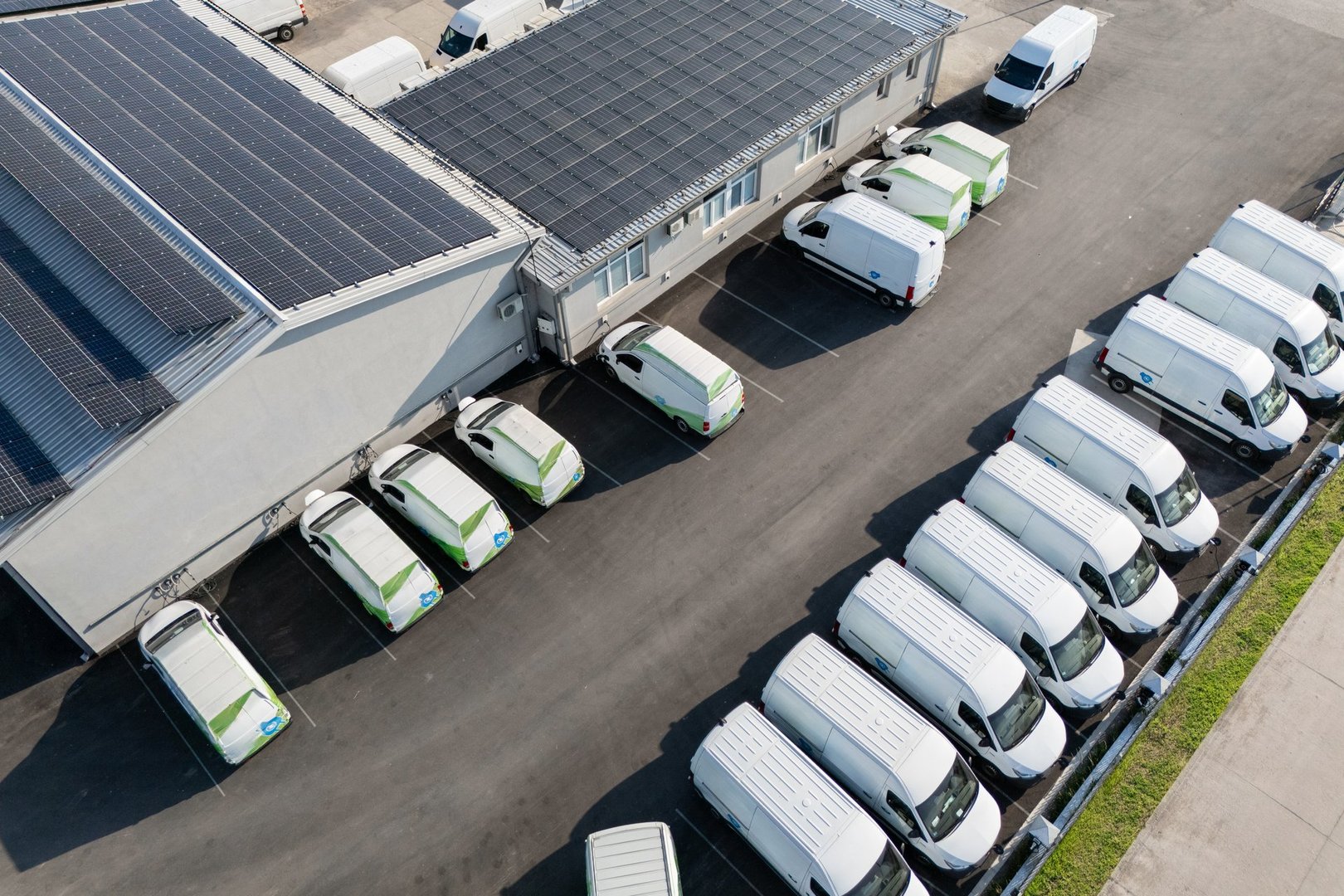 Centro de camionetas de entrega eléctricas. Flota de vehículos eléctricos. Punto de vista desde dron.