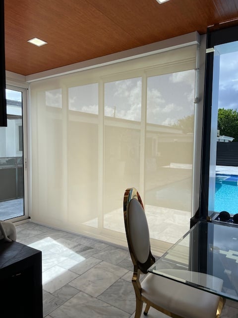 Instalación de cortinas y persianas modernas