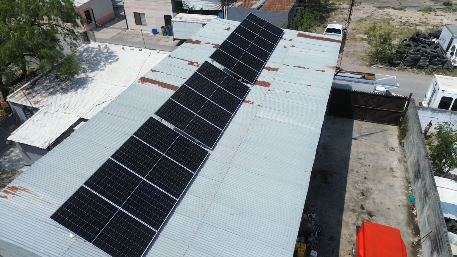 Instalación comercial de paneles solares KYNTRA en edificio empresarial