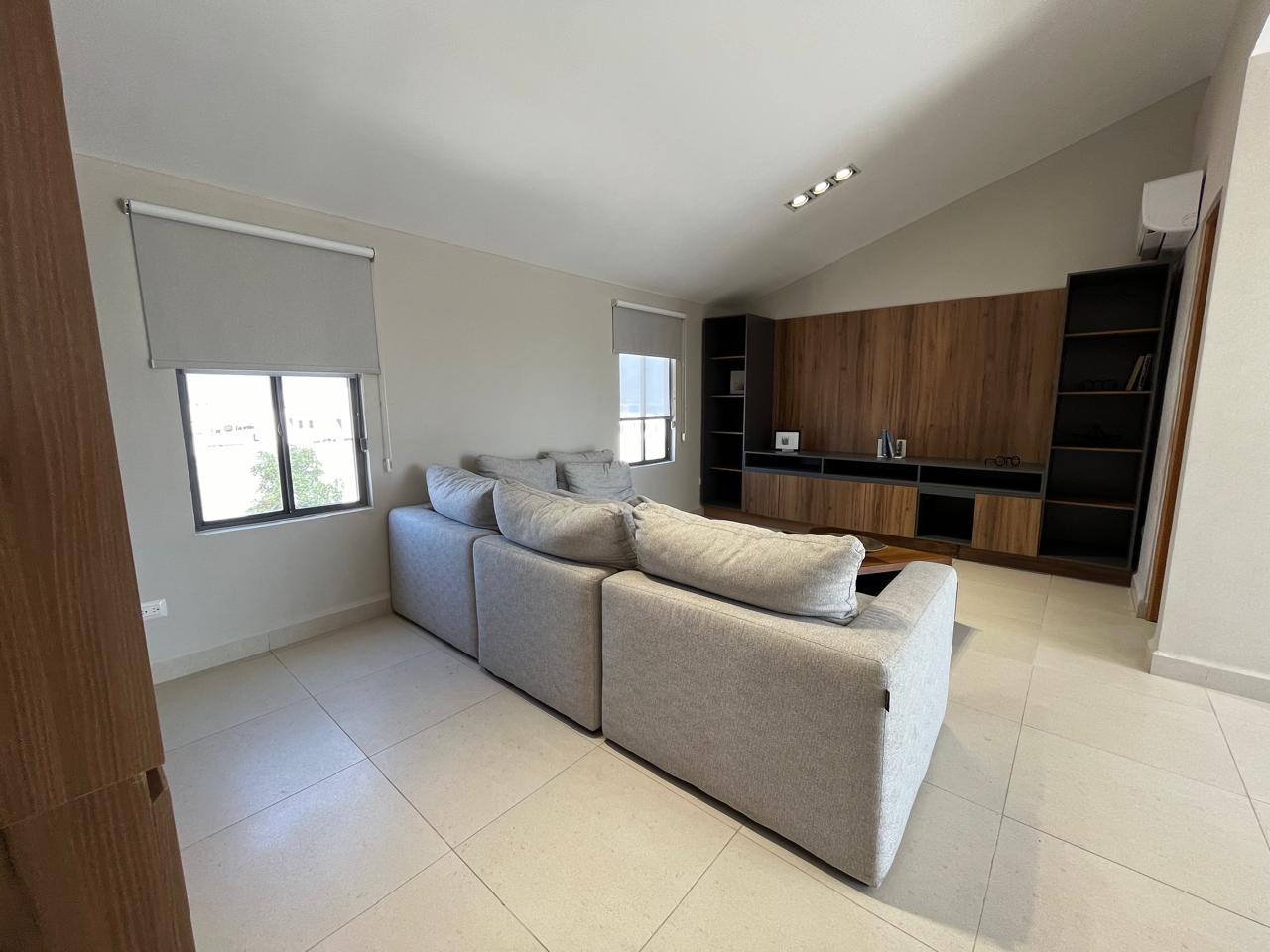 Estancia en planta alta acondicionada como sala de TV, ideal para convivencias familiares