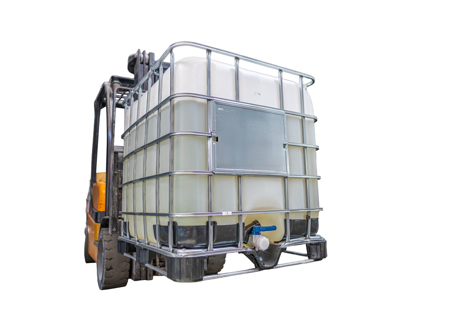 Yellow forklift lifting an IBC bulk container with protective metal cage, used in warehouses and industry for the transport and storage of liquids and chemicals.